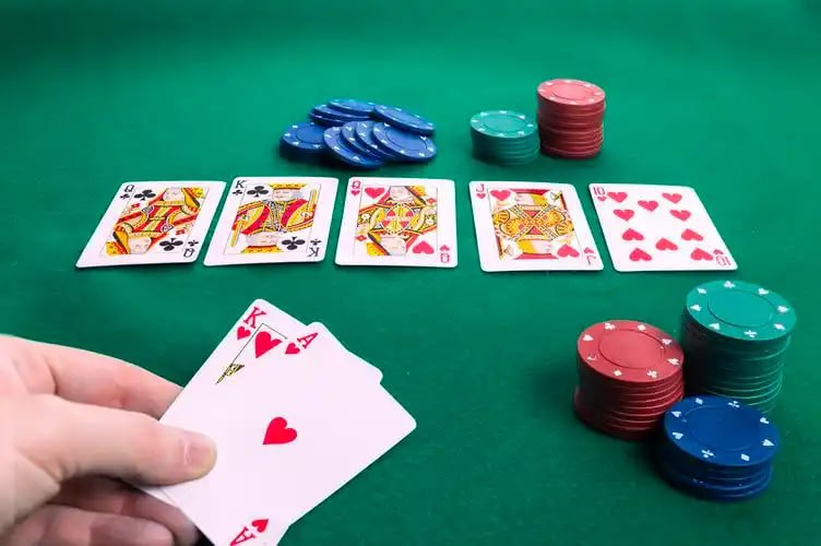 Bagan88 စလော့ APP ဖြင့် မိုဘိုင်းဖုန်းတွင် Slot ဂိမ်းကစားနေသောမြန်မာ ကစားသူ